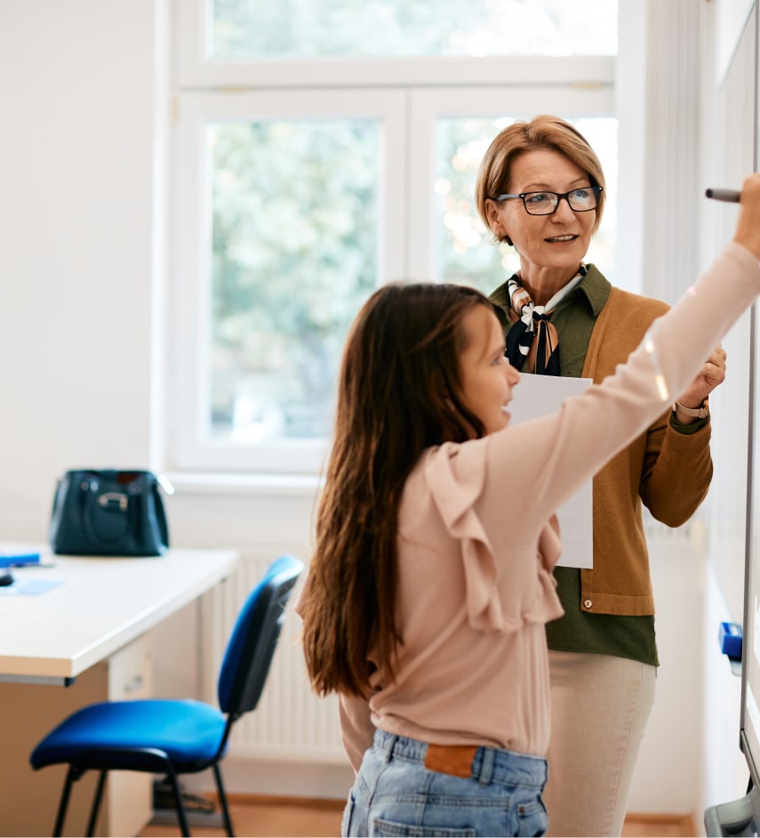 professeur apprenant à un élève